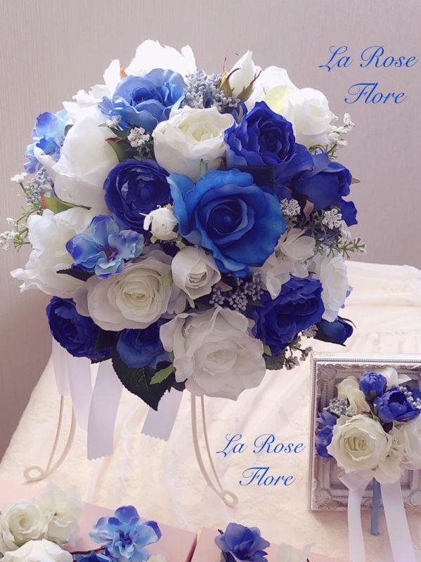 画像1: 白バラと青バラのラウンドブーケ