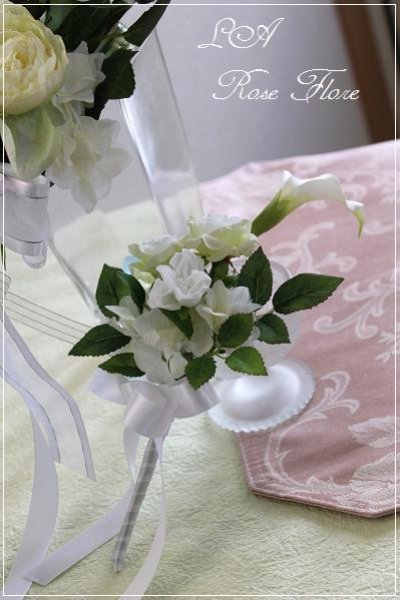 画像2: 白バラとカラーのクラッチブーケ
