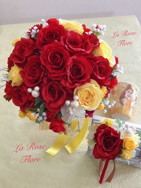 画像1: 赤バラと黄色と白の小花　美女と野獣のラウンドブーケ (1)