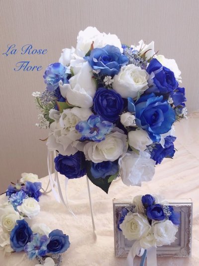 画像3: 白バラと青バラのラウンドブーケ