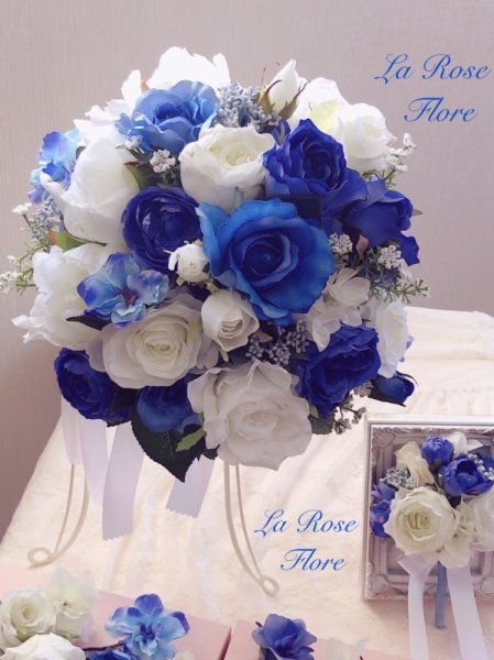 画像1: 白バラと青バラのラウンドブーケ (1)