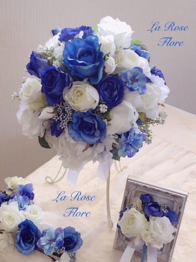 画像1: 白バラと青バラのラウンドブーケ
