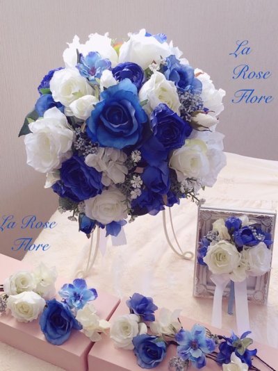 画像2: 白バラと青バラのラウンドブーケ