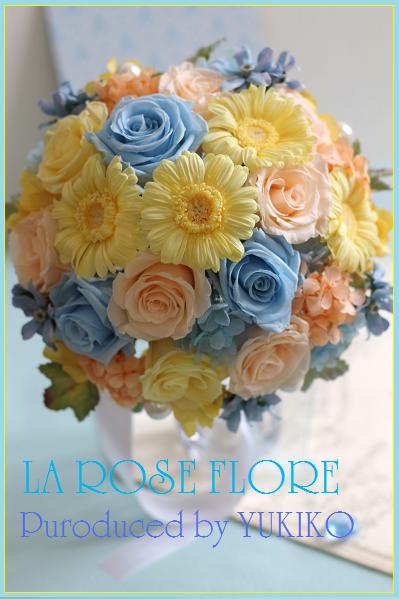 イエローｘ水色のバラとガーベラのラウンドブーケ ｌａ ｒｏｓｅ ｆｌｏｒｅ